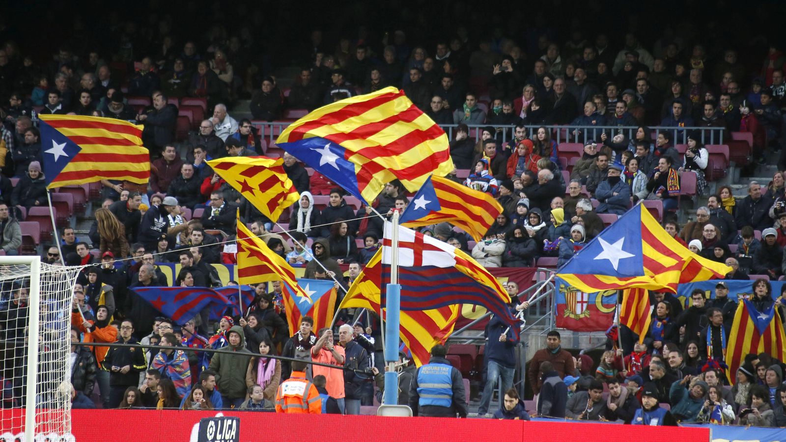Foto: Las esteladas son habituales en el Camp Nou (Reuters)