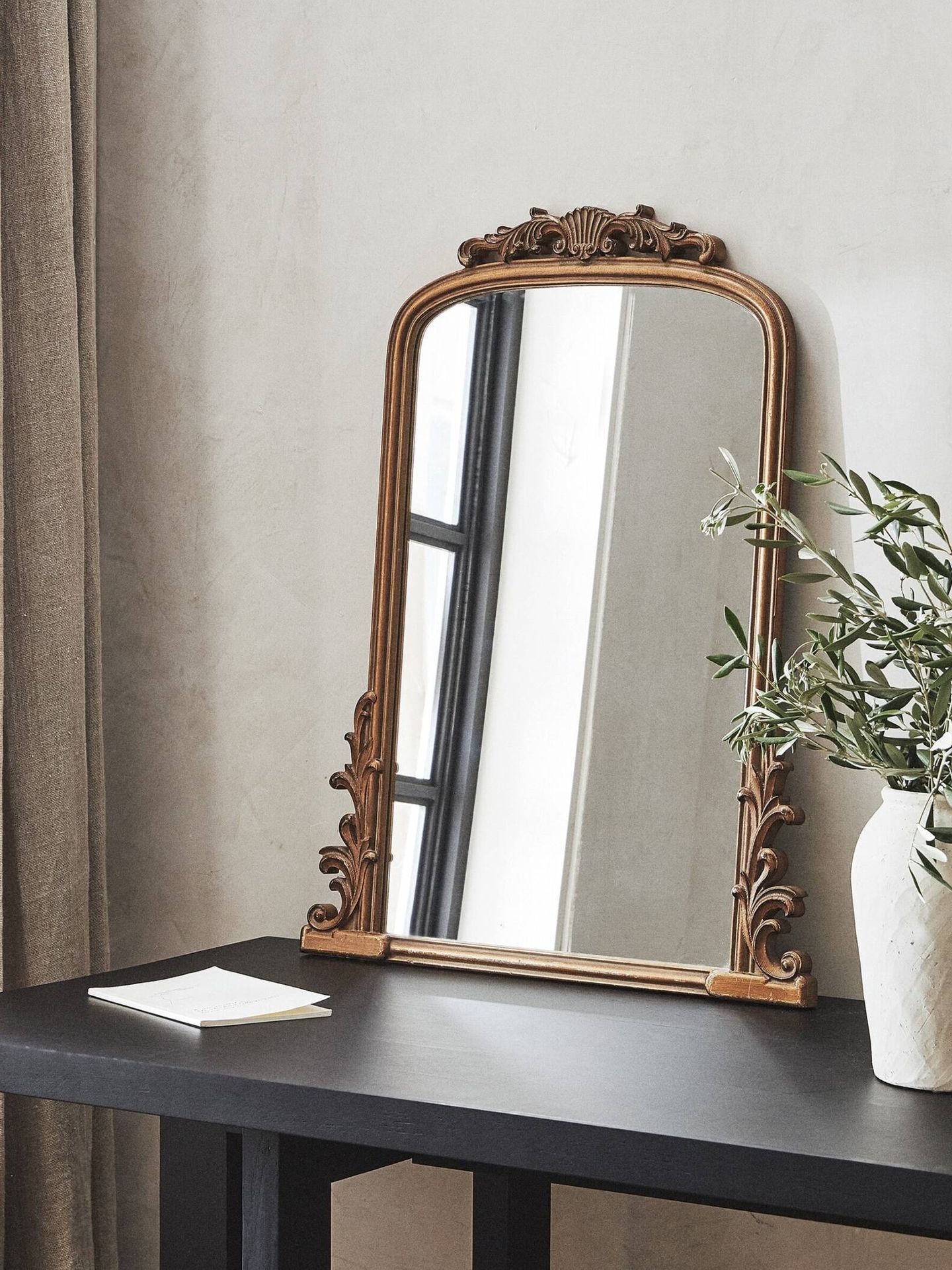 Espejo de estilo romántico de Zara Home. (Cortesía/Zara Home)