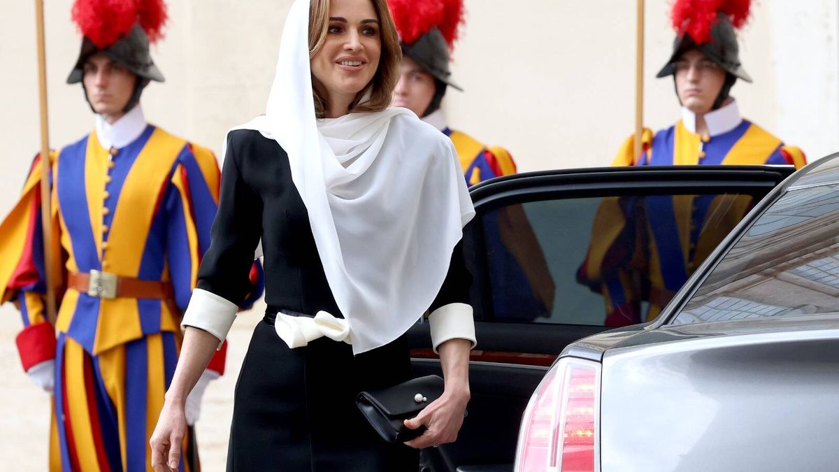 Rania de Jordania, de blanco y negro en el Vaticano antes de reunirse con Carlos III en Londres