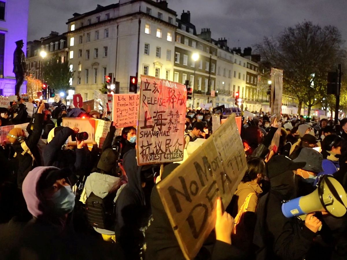 Foto: Protestas frente a la embajada de China en Londres. (Reuters)