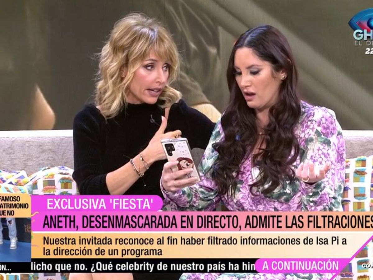 Foto: La presentadora Emma García junto Aneth Acosta. (Mediaset)