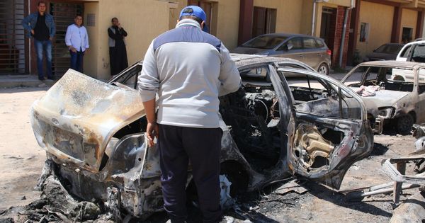 Foto: Un hombre inspecciona los daños causados por un bombardeo, este miércoles en Trípoli, Libia. (EFE)