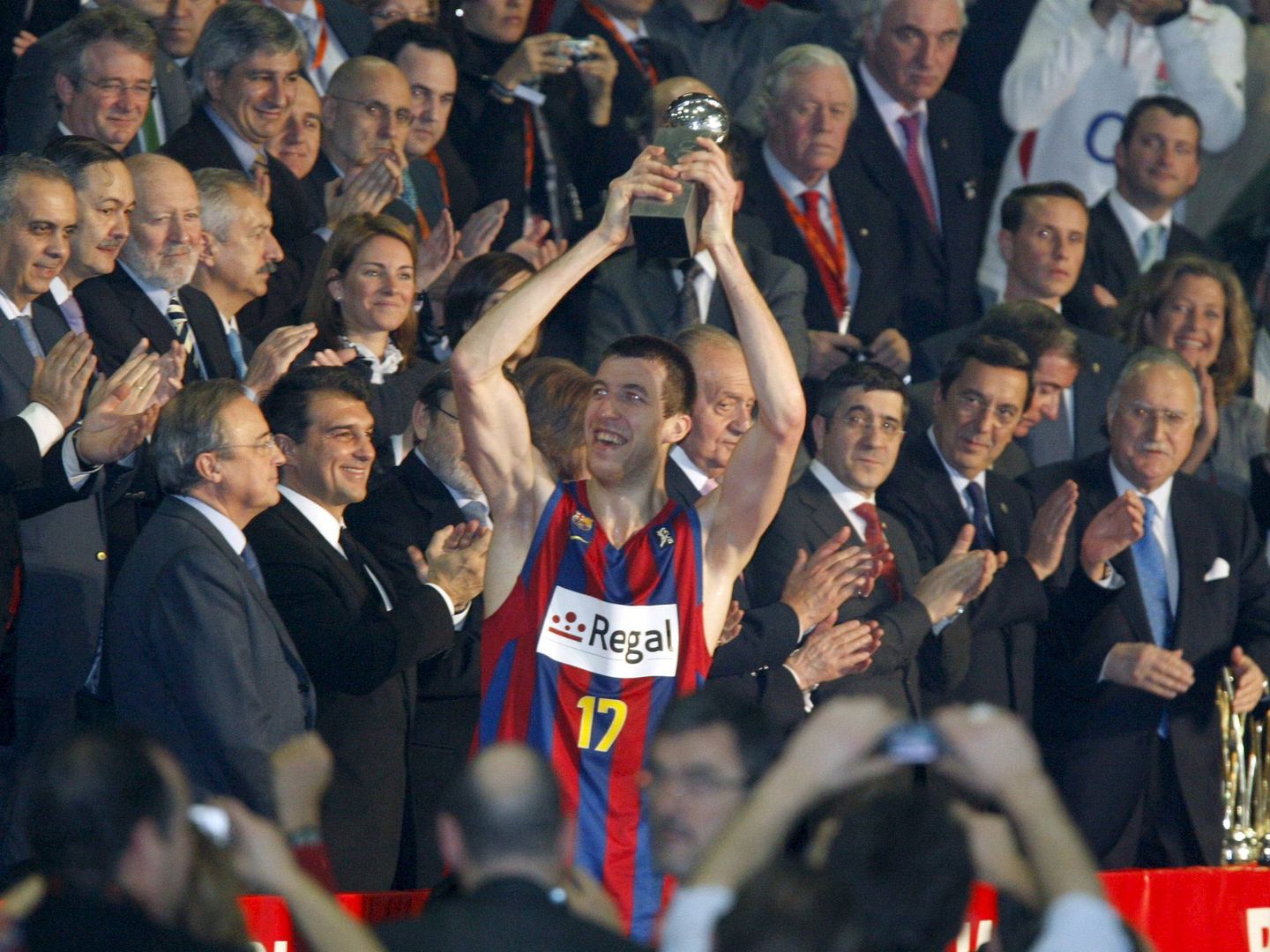 Fran Vázquez, en 2010, levanta el trofeo como jugador más valioso de la Copa del Rey. (EFE)