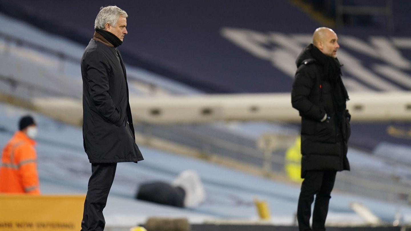 José Mourinho y Pep Guardiola observan el duelo. (Reuters)