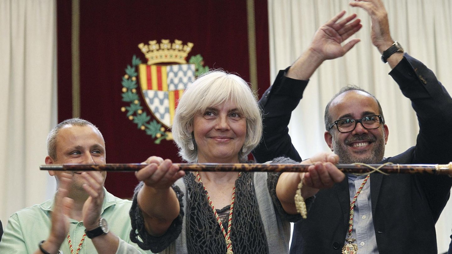 Dolors Sabater, de Guanyem Badalona en Comú, posa con el bastón de mando tras ser investida alcaldesa de Badalona. (EFE)