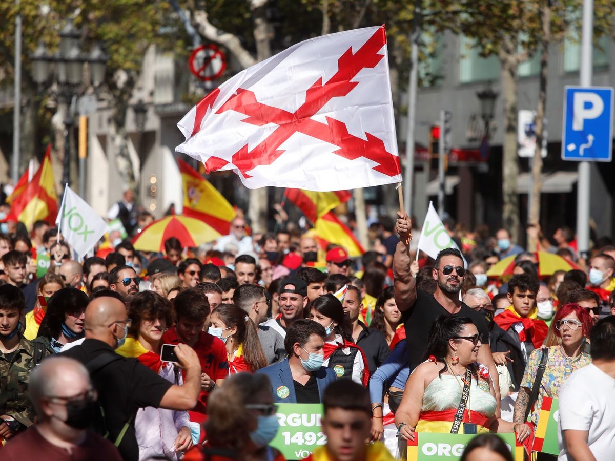 Foto:  Más de mil personas marchan este martes en Barcelona con motivo del 12 de Octubre en una manifestación a favor de la unidad de España. (EFE)