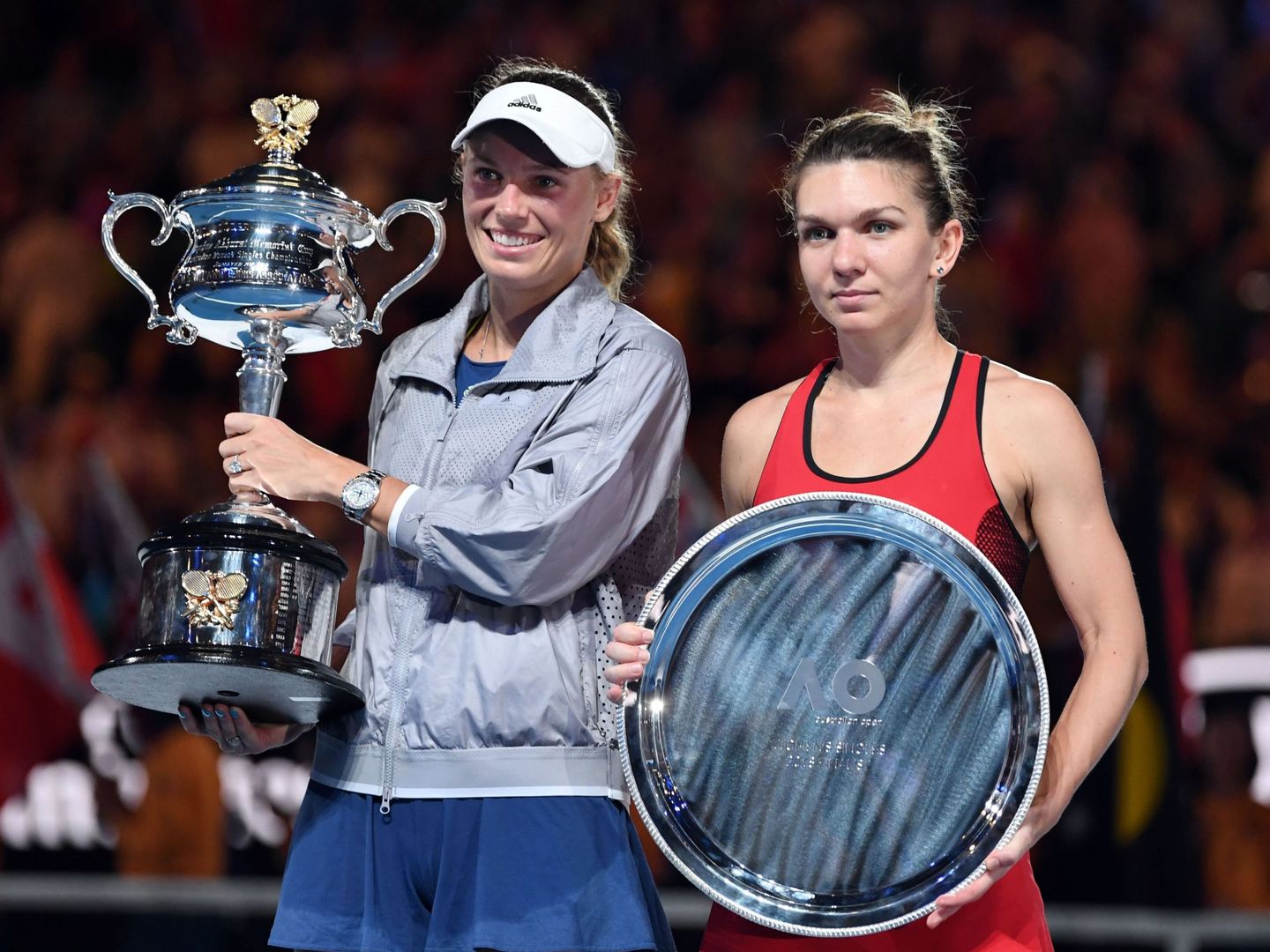 Caroline Wozniacki ganó su primer grande; Simona Halep tendrá que seguir esperando. (EFE)