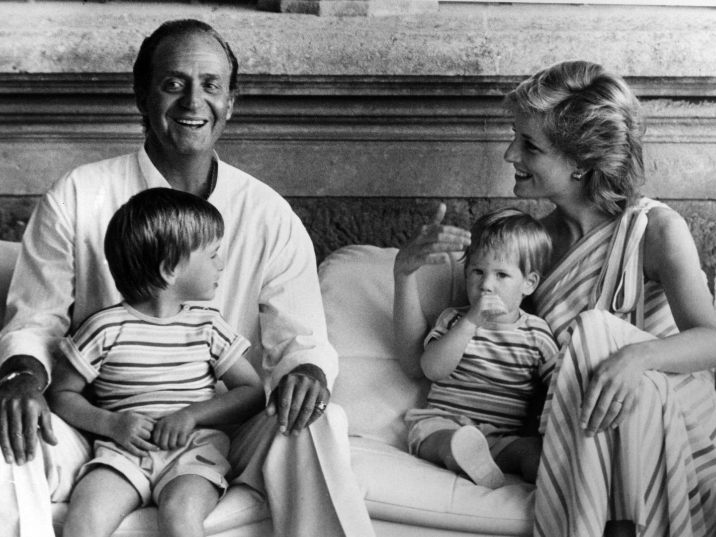 Diana, el rey Juan Carlos y los pequeños príncipes. (Cordon Press)