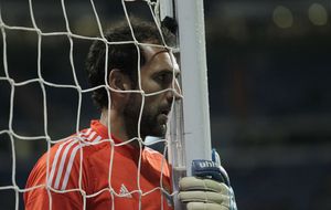 Diego López se debate entre Milan, Liverpool y Nápoles como opciones