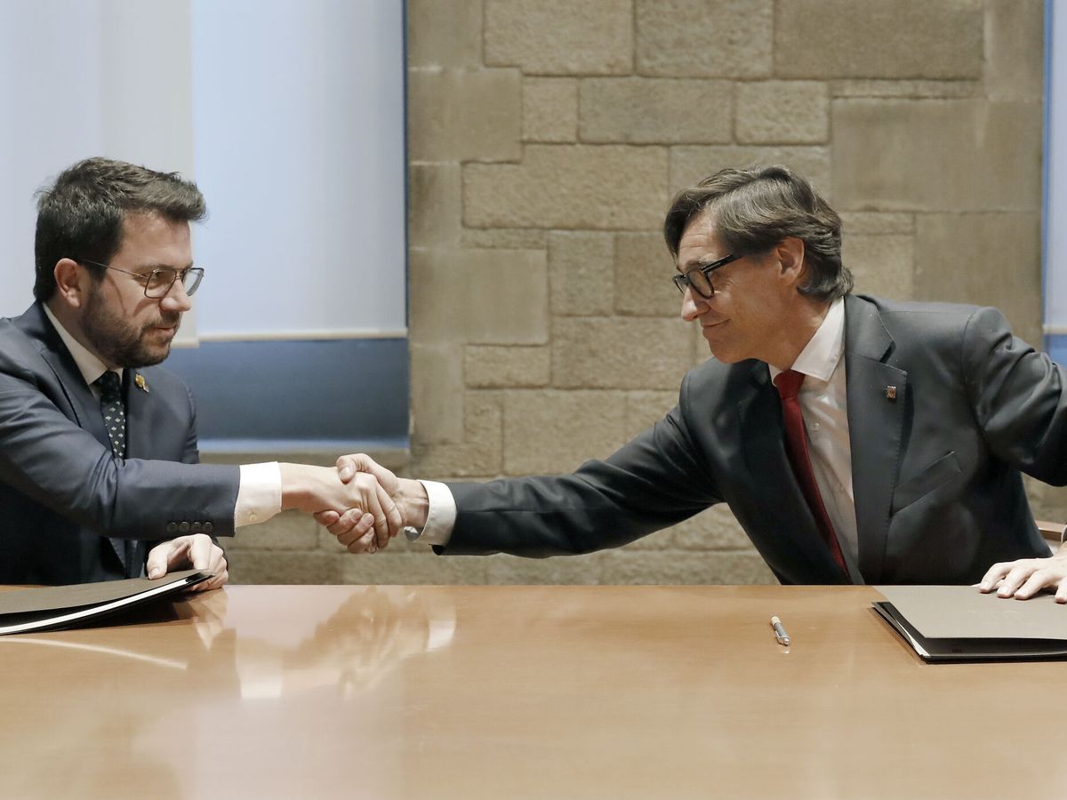 Foto: Firma del acuerdo entre Govern y PSC para los presupuestos de la Generalitat. (EFE/Andreu Dalmau)