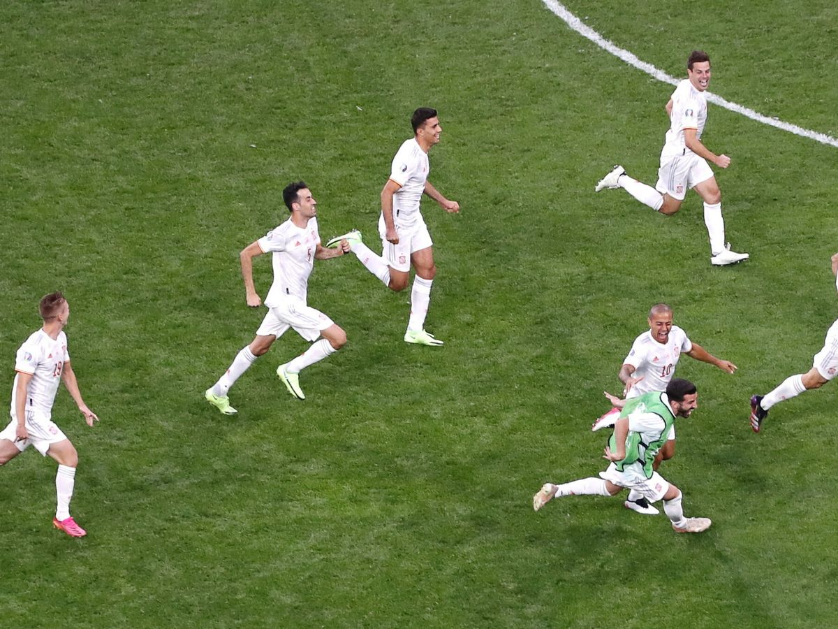 Foto: Los jugadores españoles celebran la victoria en los penaltis. (Reuters)