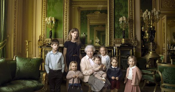 Foto: La reina Isabel II con sus bisnietos y sus dos nietos pequeños, en su 90 cumpleaños. (EFE)