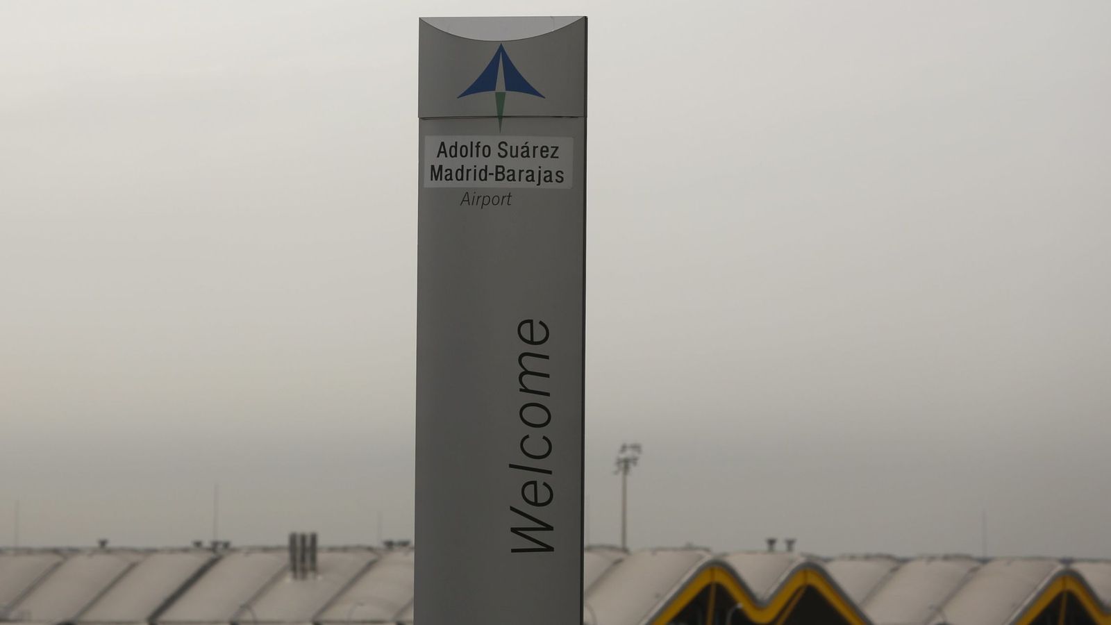 Foto: El logo de Aena en la señal de bienvenida del aeropuerto Adolfo Suárez Madrid-Barajas. (Reuters)