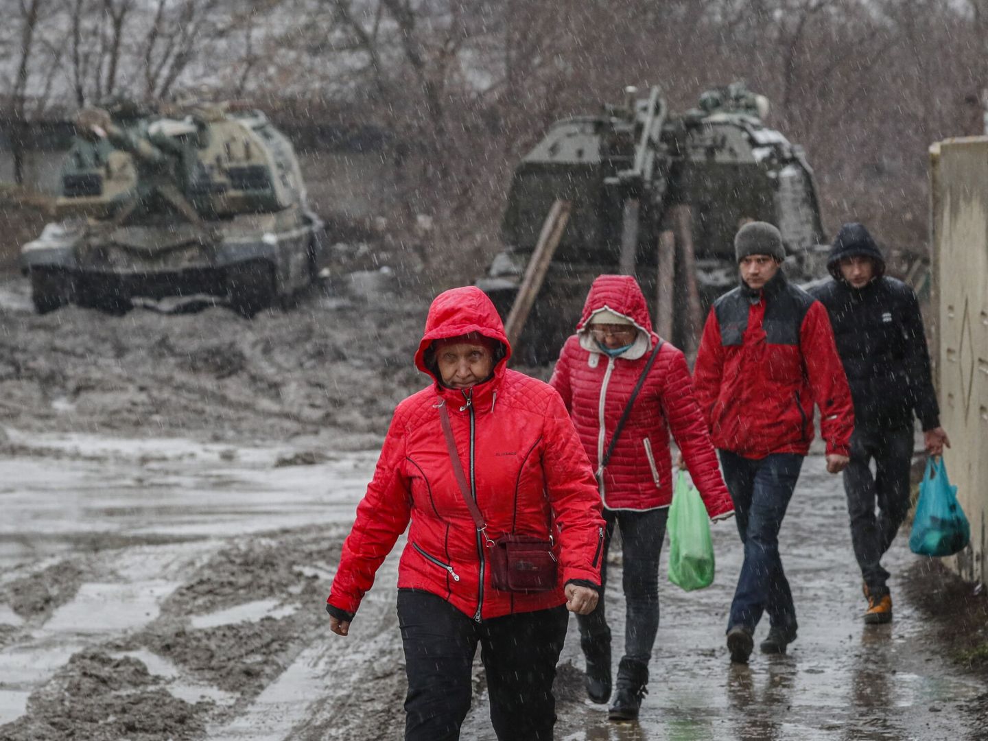 Personas caminan frente a los tanques en la zona de Rostov. (EFE/Yuri Kochetkov) 