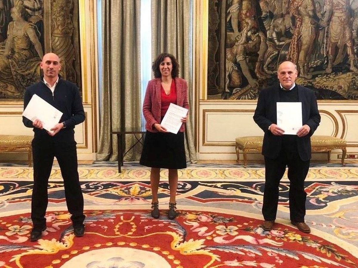 Foto: Luis Rubiales, Irene Lozano y Javier Tebas, tras la reunión en el Palacio de Viana el pasado mes de abril. (Foto CSD)