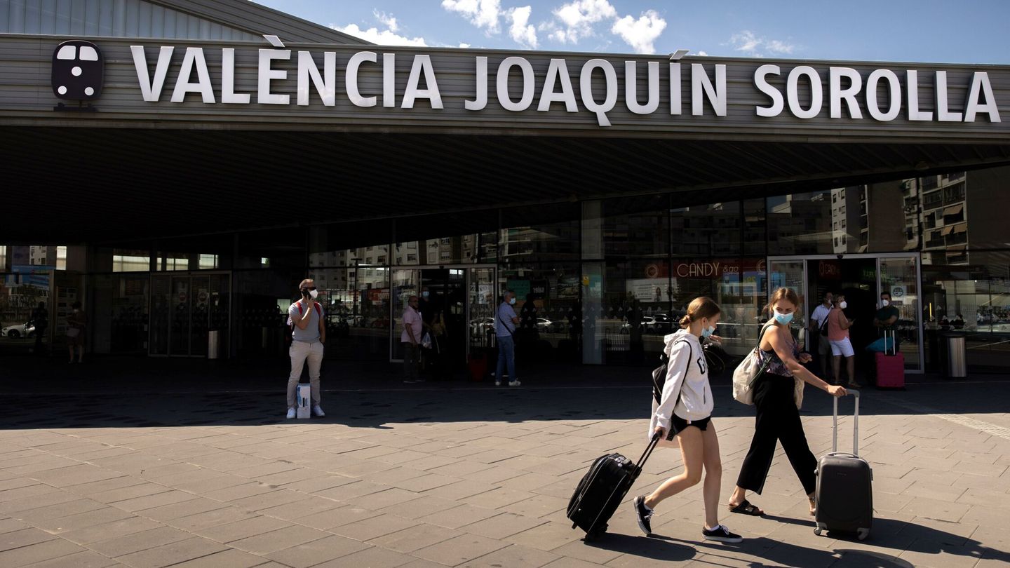 Vista de la entrada de la estación de Joaquín Sorolla de Valencia. (EFE/Biel Aliño)