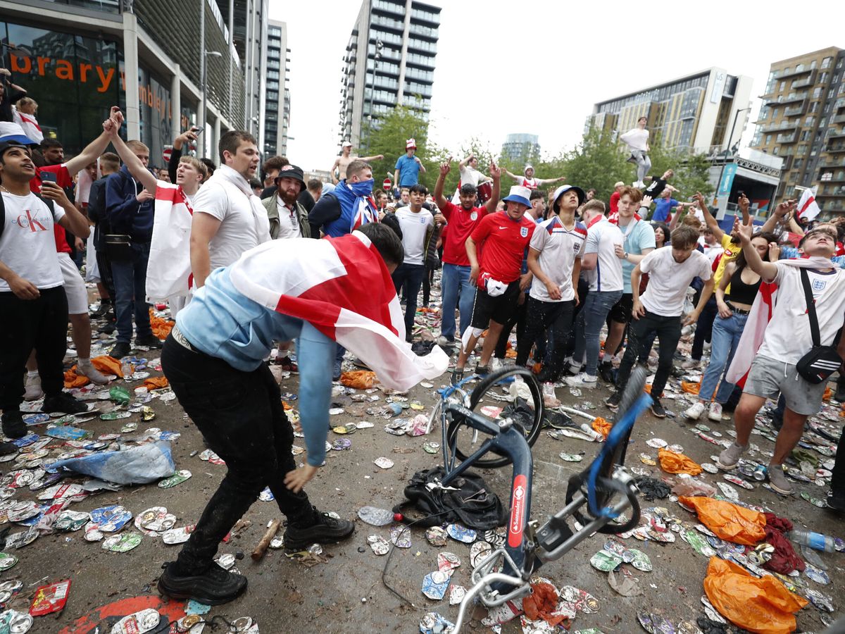 Foto: Los hinchas ingleses generando alboroto. (Reuters)