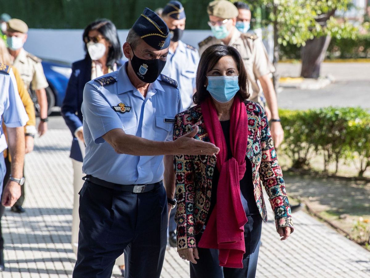 Foto: La ministra de Defensa, Margarita Robles, acompañada del jefe del Estado Mayor de Defensa, el General Villarroya, durante una visita a la base militar de Retamares. (EFE)