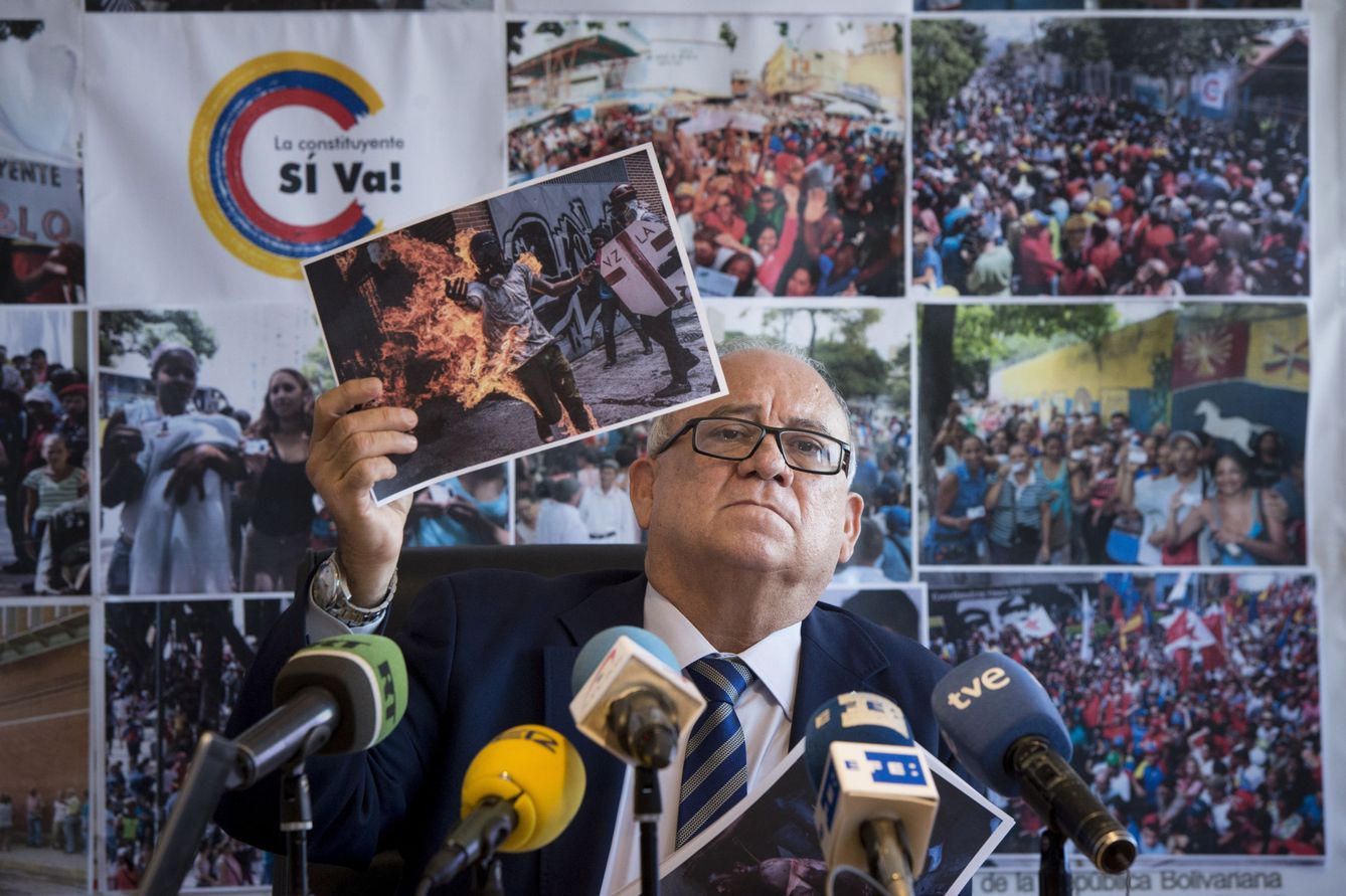 El embajador de Venezuela en España, Mario Isea, en una comparecencia ante la prensa. (EFE)