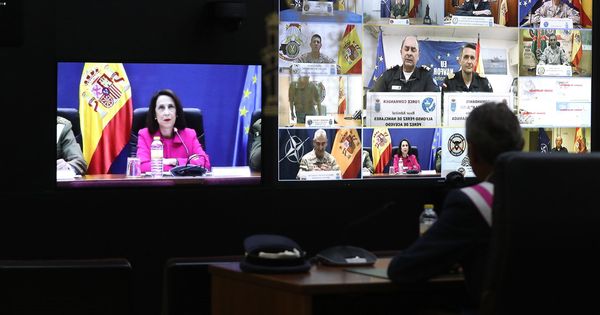 Foto: Videoconferencia de Margarita Robles con los destacamentos de las misiones internacionales de españa en el exterior. (EFE)