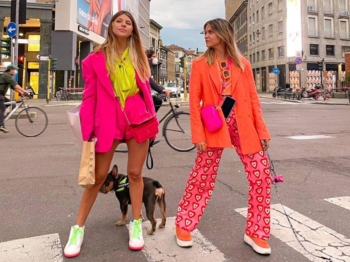 Foto: La influencer Anita Matamoros y una amiga posan con looks a todo color. (Instagram @anitamg)
