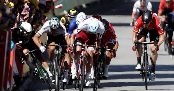 Foto: Momento de la caída de Mark Cavendish en la llegada a Vittel. (EFE)