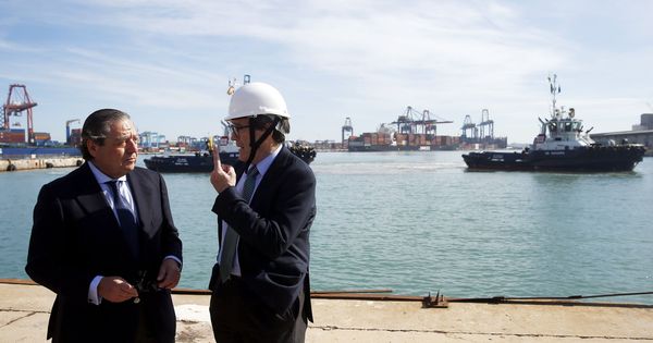 Foto: El presidente de Boluda Corporación Marítima, Vicente Boluda (i), conversa con el presidente del puerto de Valencia, Aurelio Martínez. (EFE)