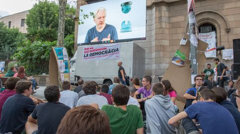 Assange arenga a las masas en directo en Barcelona y compara España con China