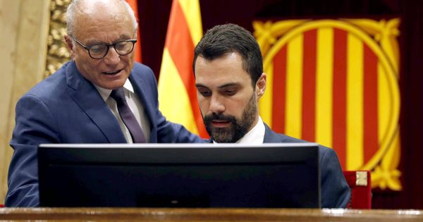 Foto: El presidente de la Cámara catalana, Roger Torrent (d), habla con el letrado Xavier Muro al inicio del pleno del Parlament. (EFE)