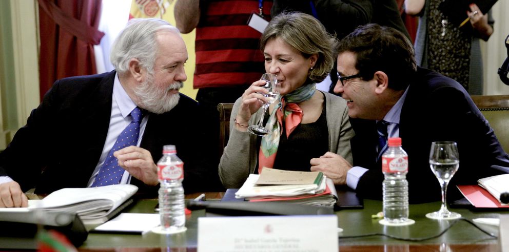 Arias Cañete (i), conversa con Isabel García Tejerina y el director general de Producciones y Mercados Agrarios.