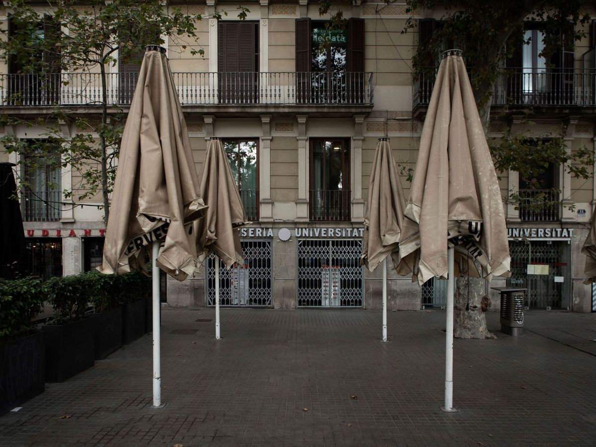 Foto: Una terraza cerrada en la plaza de la Universidad de Barcelona. (EFE)