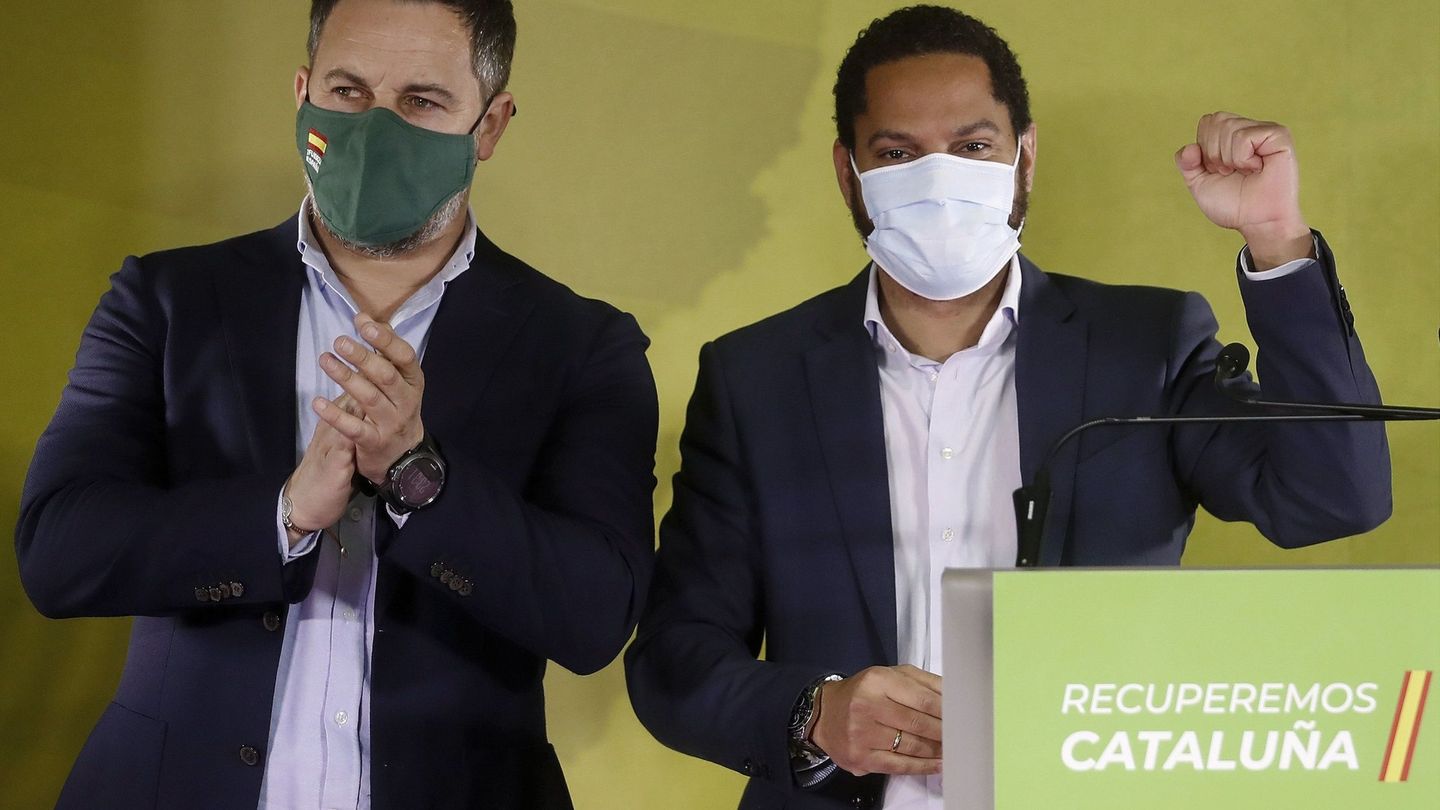 El candidato a la presidencia de la Generalitat por Vox, Ignacio Garriga (d), acompañado por el presidente del partido, Santiago Abascal. (EFE)