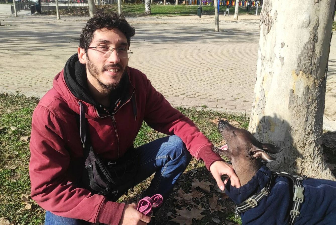 Roberto y el perro que cuida esa mañana, en un parque de Madrid. (L.B.)