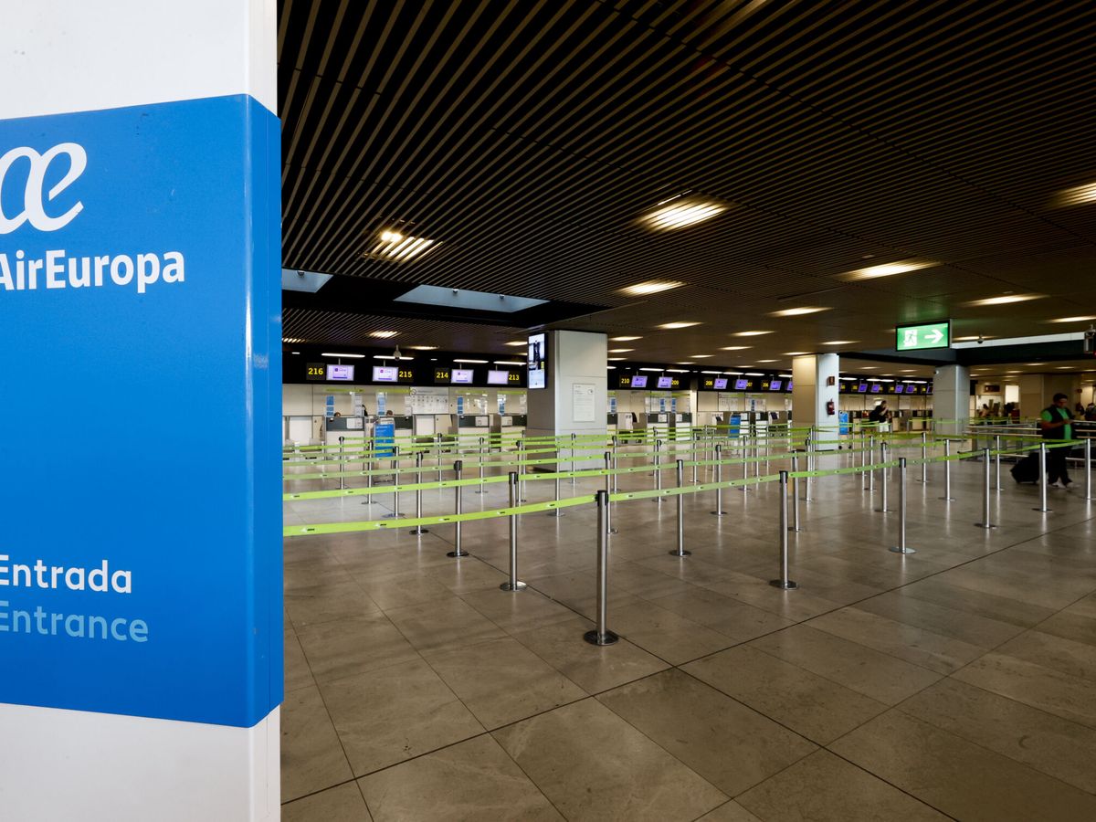 Foto: Mostradores de facturación de Air Europa este lunes en el aeropuerto de Barajas en Madrid. (EFE/Javier Lizón) 
