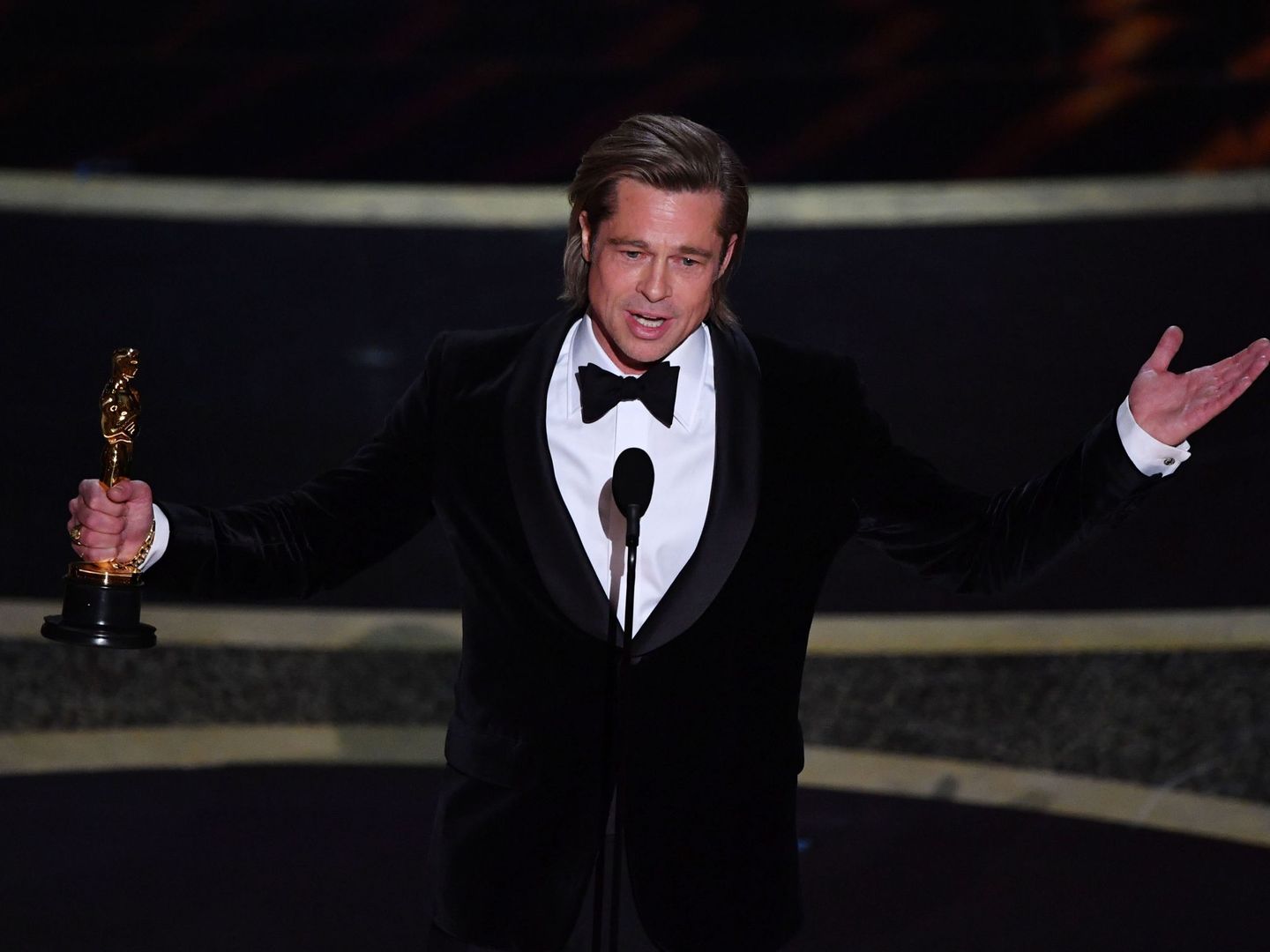 Brad Pitt agradeciendo su Oscar a mejor actor de reparto 2020. (EFE)