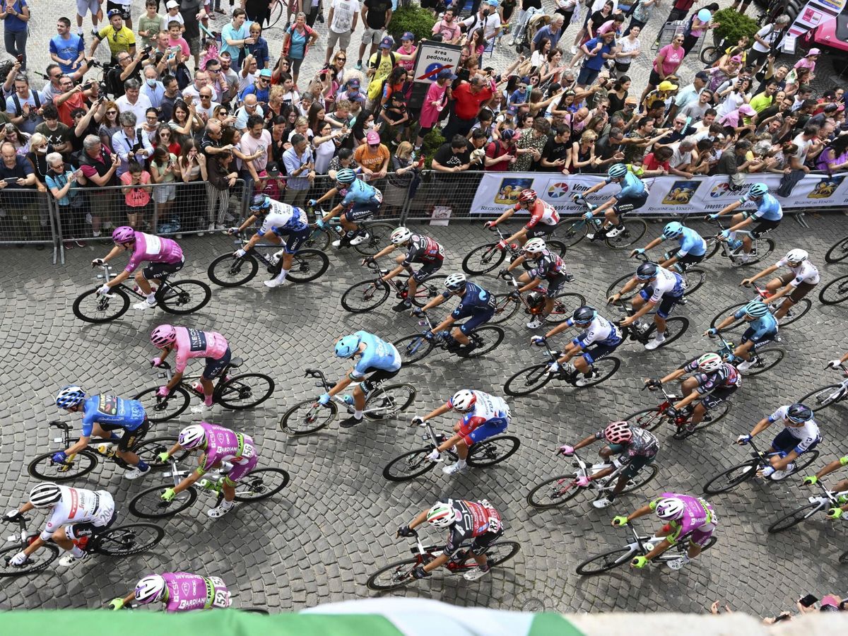 Foto: El Giro d'Italia busca plaza para la salida de 2024, tras salir de Hungría en 2022. (EFE/Maurizio Brambatti)