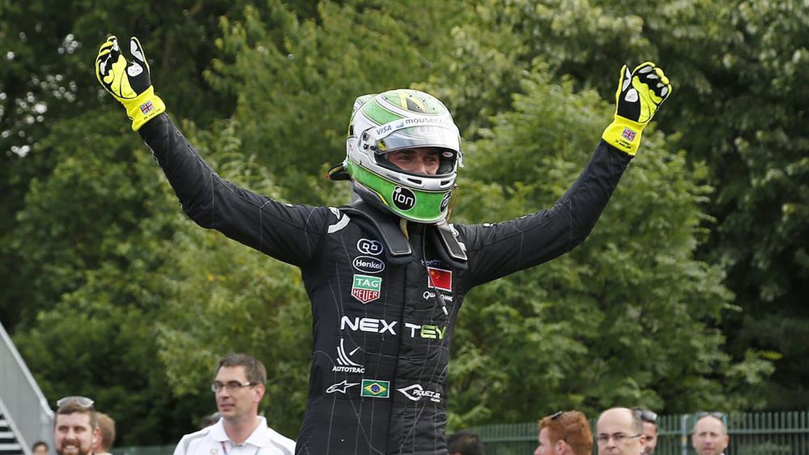 Foto: Nelson Piquet Jr, celebrando su título tras bajarse del coche (Foto página web oficial de Fórmula E)