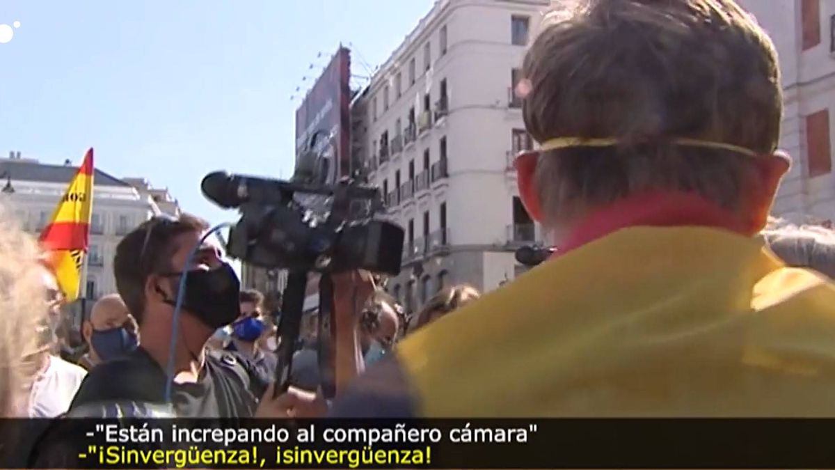"¡Prensa, corrupta!": detractores de Sánchez rodean e increpan a un cámara de Cuatro