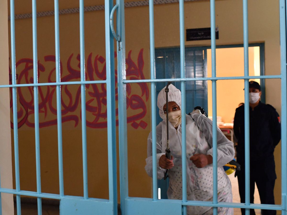 Foto: Un preso desinfecta una puerta en una cárcel de Marruecos. (Reuters)