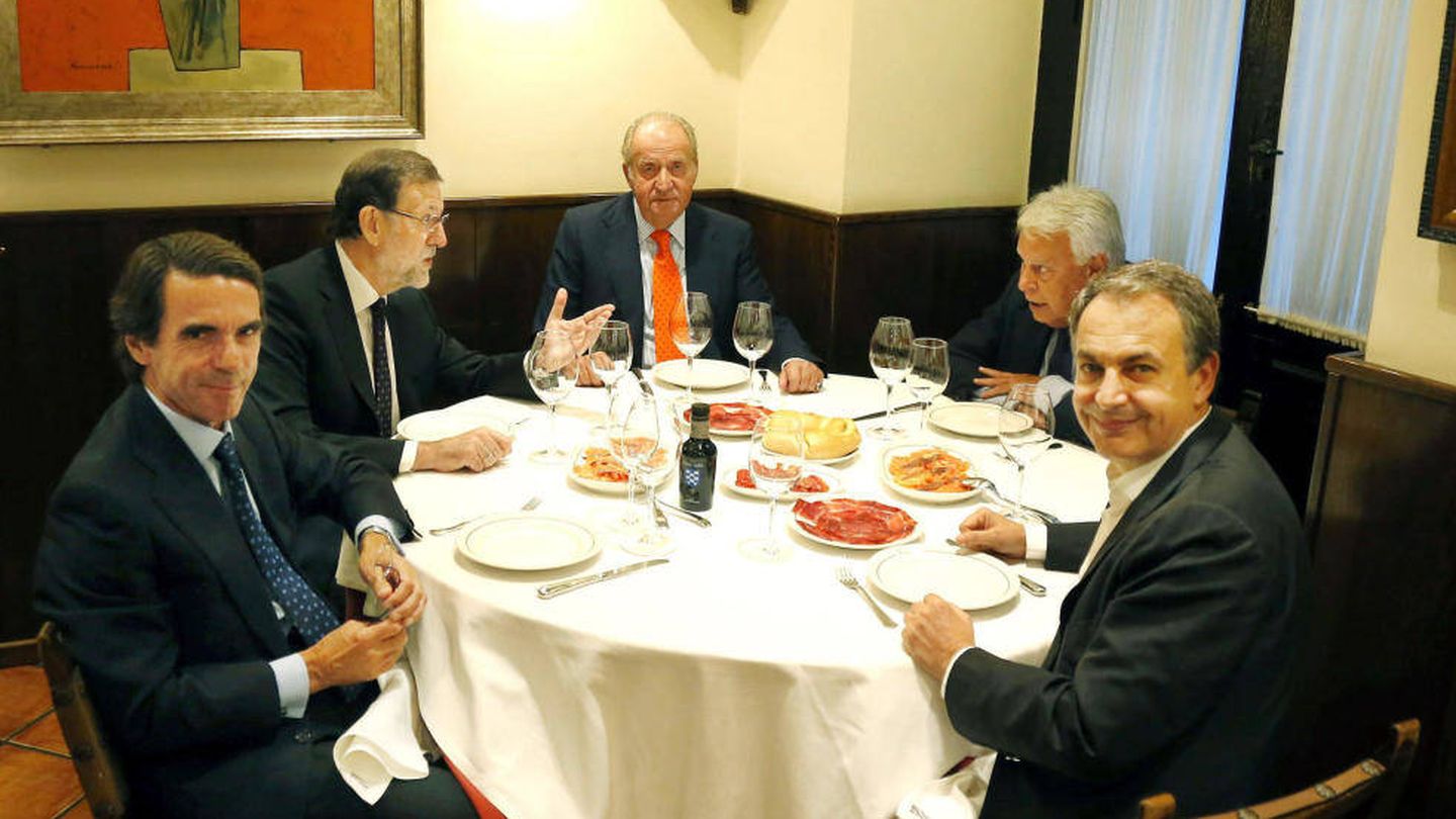 Aznar, Rajoy, don Juan Carlos, Felipe González y Zapatero en Casa Lucio. (EFE)