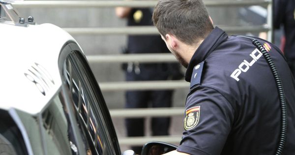 Foto: Agentes del Cuerpo Nacional de Policía a la entrada de los juzgados de A Coruña. (EFE)