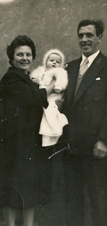 La pequeña Begoña Urroz con sus padres. (Informe del Centro Memorial)