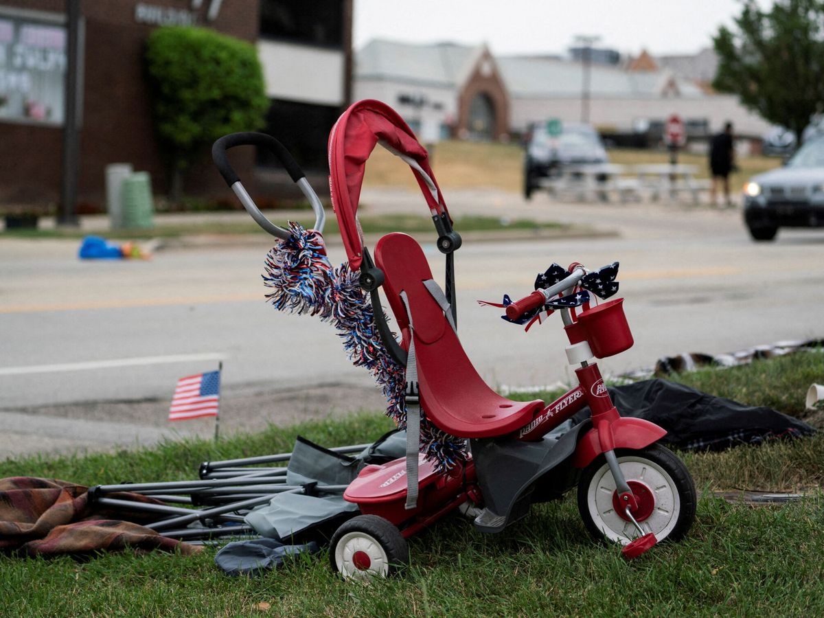 Foto: Un carrito abandonado tras el tiroteo en Highland Park, Illinois. (Reuters/Max Herman)