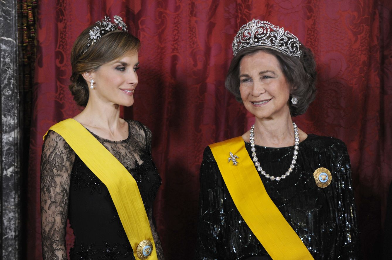 La Reina Doña Letizia, junto a la Reina emérita Doña Sofía en palacio (Gtres)