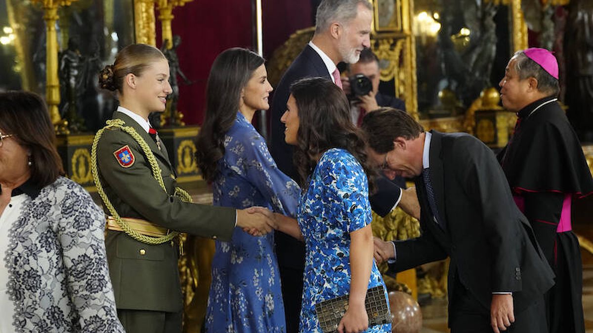 El nuevo look de invitada de boda de Teresa Urquijo: repite fórmula de éxito con un vestido de flores que ya llevó ante los reyes Felipe y Letizia