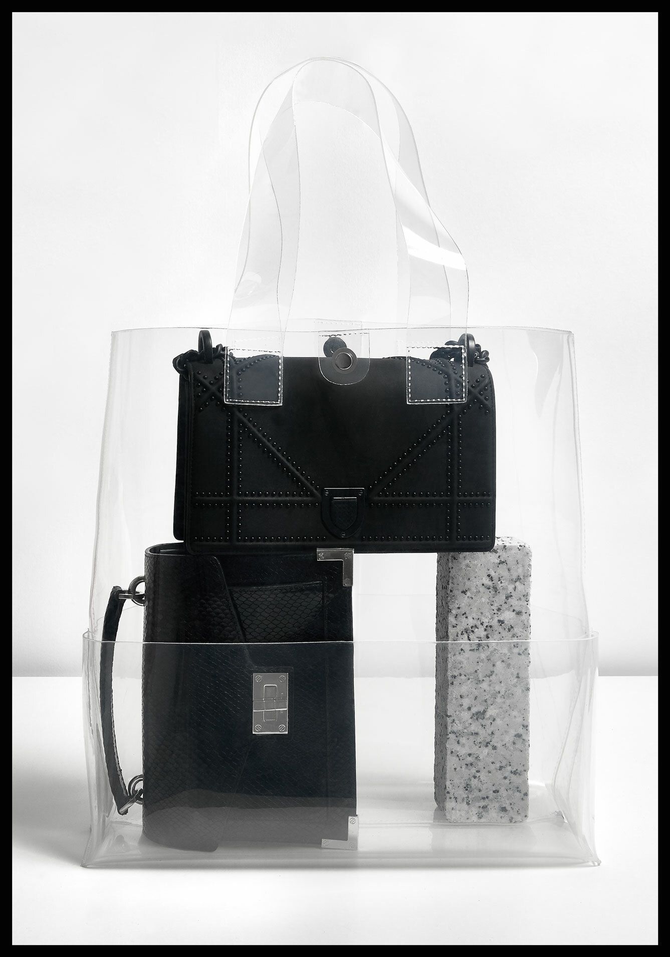 Bolso transparente, Zara. Bolso de pitón negro, The Kooples. Bolso 'Diorama', Christian Dior.