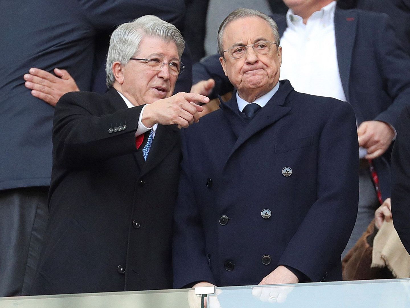 Enrique Cerezo y Florentino Pérez, presidentes de Atlético y Real Madrid, en el palco del Metropolitano. (EFE)