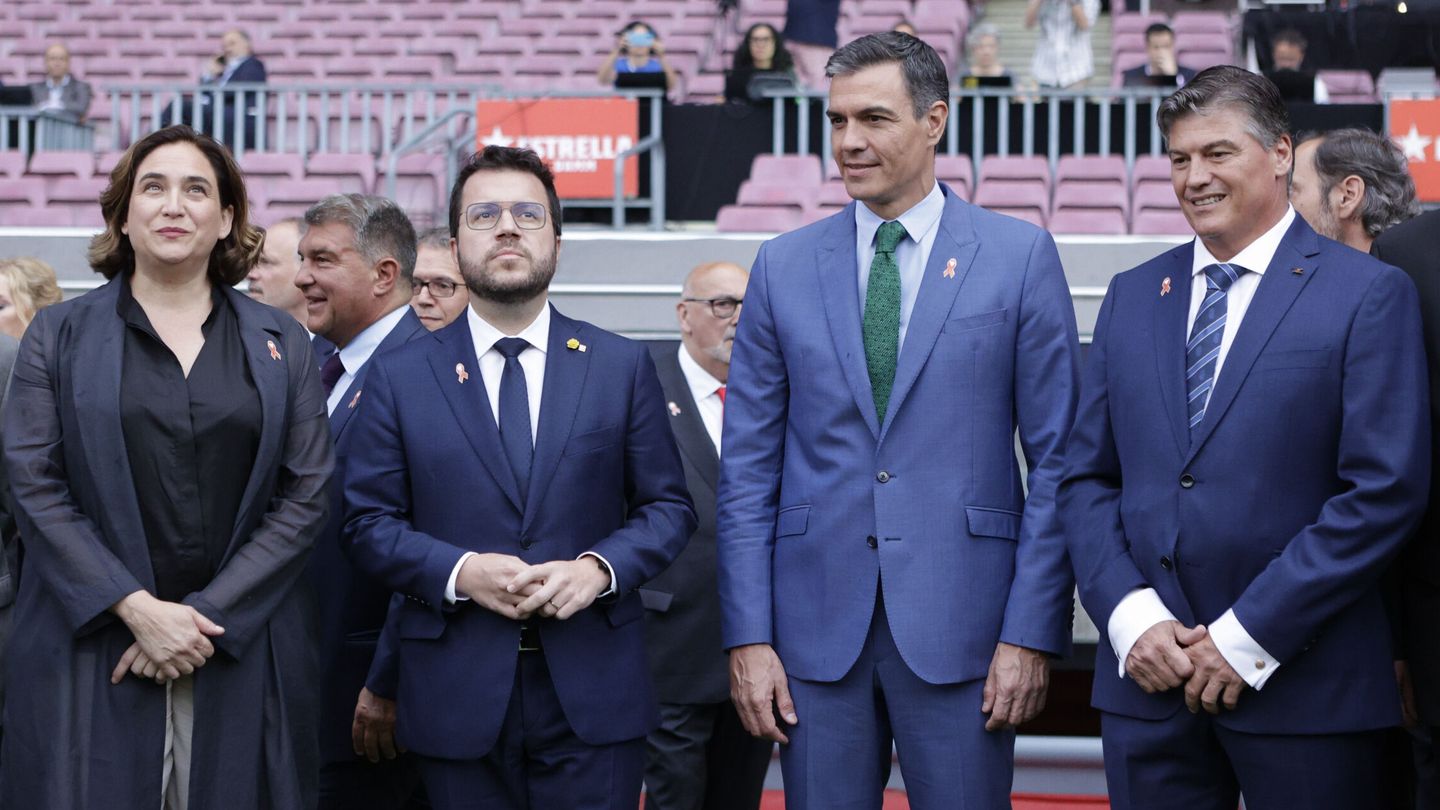El presidente del Gobierno, Pedro Sánchez (2d), el de la Generalitat, Pere Aragonès (2i), el presidente de Pimec Antoni Cañete (d) y la alcaldesa de Barcelona Ada Colau. (EFE/Quique García)