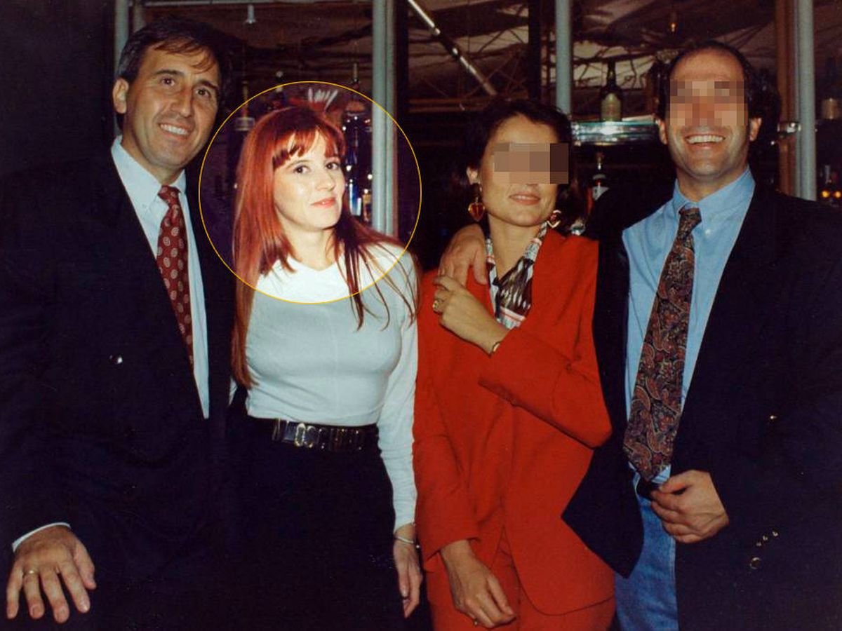 Foto: Angie, segunda a la izquierda, con Juan Antonio (i) y unos amigos  