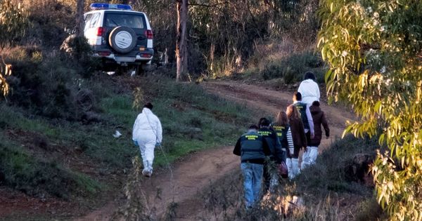 Foto: Efectivos de la Guardia Civil inspeccionan el paraje La Mimbrera en el término municipal de El Campillo (Huelva) donde se ha encontrado el cadáver. (EFE)